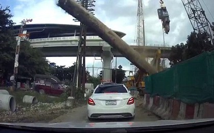 Clip: Đang dừng trên đường, ô tô bị trụ bê tông bất ngờ đổ sập đè trúng