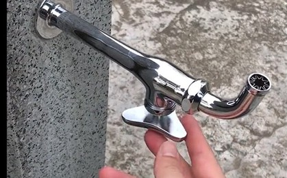 Clip: Cái vòi nước "nhìn vậy mà không phải vậy" khiến dân mạng cười rơi mồm đúng khoảnh khắc cuối