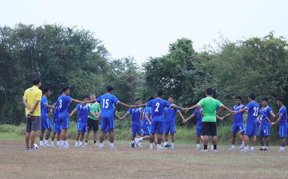 Sau Việt Nam, đến lượt Olympic Myanmar phải tập trên mặt ruộng