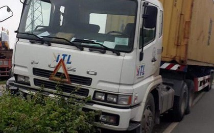 Bình Dương: Xe container mất lái rồi lao lên dải phân cách, nuốt gọn một cột đèn