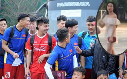 Công Phượng bị Đức Chinh trêu đùa khi Hoà Minzy xuất hiện trên sân tập của Olympic Việt Nam