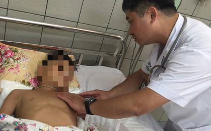Bị rắn hổ mang cắn, bé trai hoại tử cả cánh tay vì cha mẹ không đưa đến viện