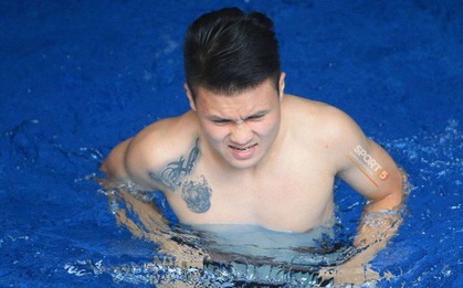 Quang Hải khoe hình xăm, Đình Trọng nhăn nhó tập hồi phục trong bể nước lạnh