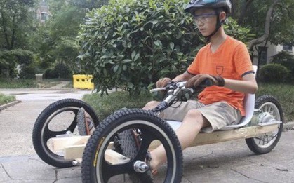 Trong khi các bạn đi học thêm, cậu bé 11 tuổi lên mạng học chế xe điện 3 bánh