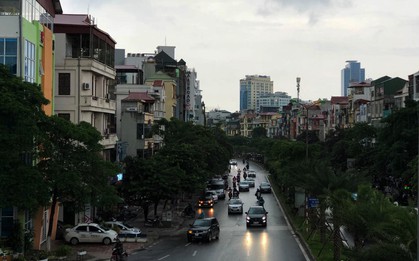 Hà Nội lúc 2 giờ chiều bỗng tối sầm như 6 giờ tối: Ô tô, xe máy phải bật đèn di chuyển trong mưa