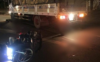 Đưa con nhỏ đi khám, cả gia đình 3 người thiệt mạng thương tâm dưới bánh xe tải