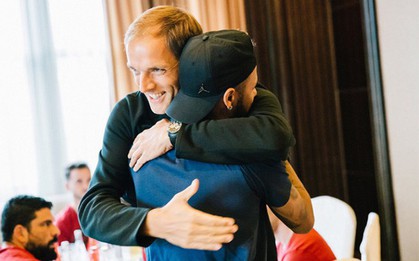 Neymar ôm chặt thầy mới và đồng đội khi hội quân với PSG ở Thâm Quyến
