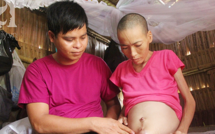 Người đàn ông trẻ chấp nhận điều tiếng, một tay chăm sóc vợ bệnh tật của người khác suốt 2 năm trời