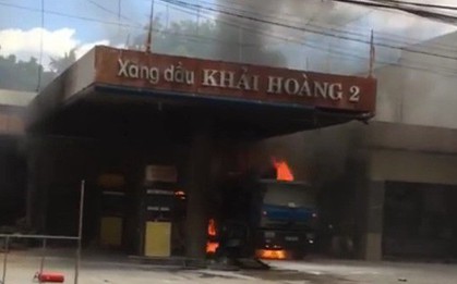 Cháy lớn tại cây xăng dầu gần khu dân cư, nhiều người hỗn loạn