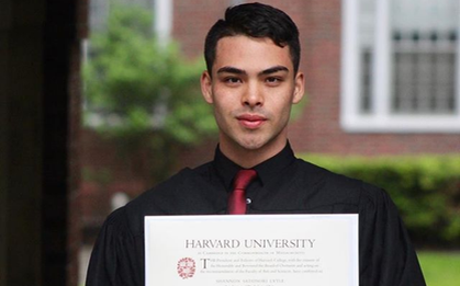 Câu chuyện của những cử nhân Harvard: Cọ rửa toilet, đóng giá sách và bán quần áo để theo đuổi ước mơ
