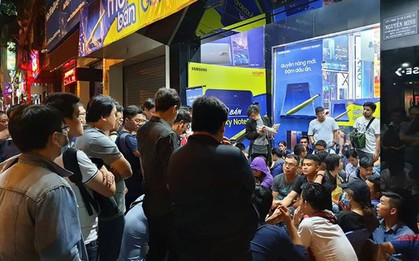 Nhiều người xếp hàng từ sáng tới đêm chờ mua Galaxy Note9, cổ vũ U23 Việt Nam qua smartphone
