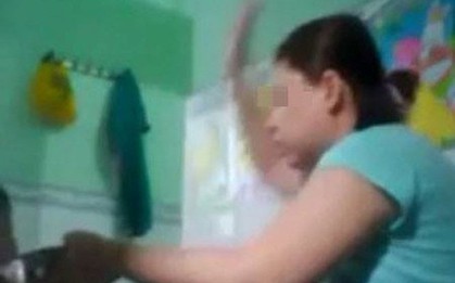 Đình chỉ cơ sở có bảo mẫu tát trẻ ngã sấp mặt