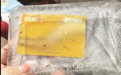 Học ngay bí kíp tiết kiệm tiền của cô gái làm ra 1 tiêu 100: Tự đóng băng thẻ ATM theo đúng nghĩa đen