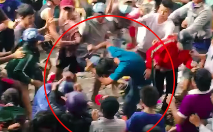 "Cô hồn sống" hỗn chiến kinh hoàng trên phố, dùng mũ bảo hiểm nện nhau tới tấp để cướp đồ lễ