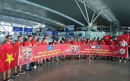 Cổ động viên Việt Nam nhuộm đỏ sân bay đi xem tứ kết ASIAD