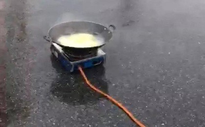 Buồn đời, ông chú Trung Quốc mang bếp ga ra ngồi nấu mì ăn ngay giữa đường cao tốc