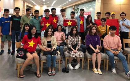 Trực tiếp từ Hàn Quốc: Hàng nghìn du học sinh và người hâm mộ hô vang "Việt Nam vô địch" trên đất Hàn, mong chờ phép màu xảy ra
