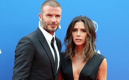Hộ tống chồng đi nhận giải thưởng, Victoria Beckham lại trông buồn bã như vừa "bị mất sổ gạo"!