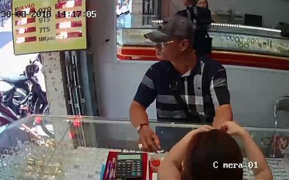 Mang USD đến tiệm vàng ở TP.HCM vờ mua rồi giật chạy
