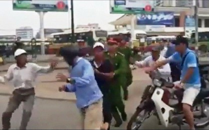 Vừa xuống xe khách, 2 người đàn ông bị kẻ côn đồ dùng dao khống chế cướp tài sản