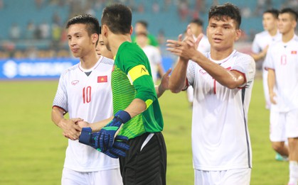 Đội trưởng Bùi Tiến Dũng lễ phép nhường đàn anh dẫn đầu đội tuyển U23 Việt Nam chào cảm ơn người hâm mộ