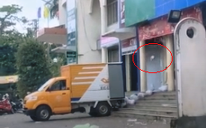 Nhân viên bưu điện quăng hàng của khách như ném rác