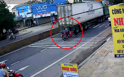 Quảng Trị: Sang đường mà "quên" quan sát, nữ ninja lao vào container nhưng may mắn thoát chết