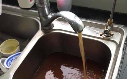 Hà Nội: Cư dân chung cư phát ngán vì nước sinh hoạt đen tựa màu cafe