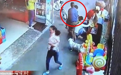 Video kẻ xấu ngang nhiên bắt cóc trẻ con giữa phố đông