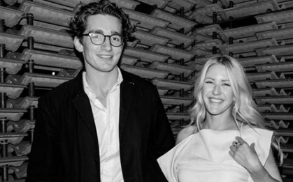 Ca sĩ Ellie Goulding đính hôn với bạn trai gia thế khủng sau 18 tháng hẹn hò