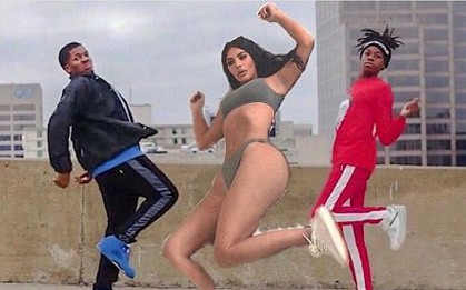 Mặc nội y tạo dáng khó hiểu, Kim Kardashian bị chế ảnh hài hước đủ kiểu trên mạng xã hội
