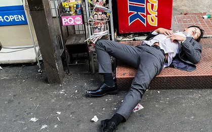 Hong Kong: Say xỉn rồi ngủ quên trên phố, nhân viên ngân hàng bị trộm cuỗm mất 57000 USD