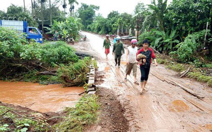 Chạy xe máy qua vùng nước lũ, 2 thanh niên bị cuốn trôi