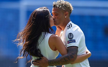 Người kế thừa áo số 7 của Ronaldo khóa môi bạn gái đắm đuối trong lễ ra mắt Real Madrid