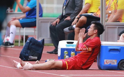 Khoảnh khắc xúc động: Đội trưởng Văn Quyết chắp tay cầu nguyện cho các đồng đội