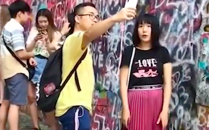 Chàng trai đáng thương nhất ngày: Có tâm làm "công cụ" chụp ảnh cho bạn gái nhưng lại chẳng được ló mặt vào khung hình nào!