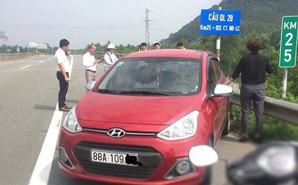 Nữ tài xế lái ô tô phóng ngược chiều vun vút trên cao tốc Nội Bài - Lào Cai