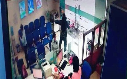[Clip] Camera ghi lại diễn biến vụ cướp ngân hàng táo tợn ở Tiền Giang