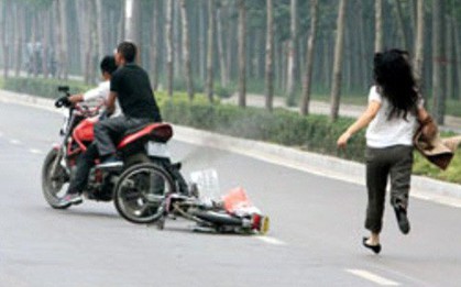 Truy đuổi cướp, đôi vợ chồng ở Sài Gòn bị đâm trọng thương
