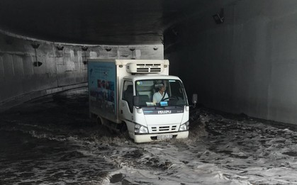 Hầm chui 200 tỷ ở Sài Gòn ngập nước, ô tô chết máy la liệt