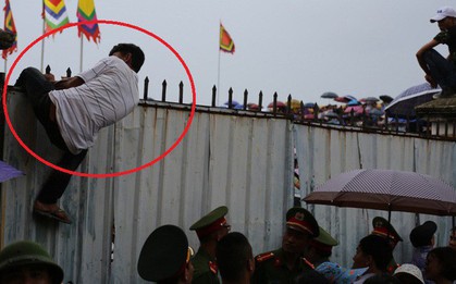 La hét, bật khóc ở hội chọi trâu, công an phải "nhảy ra phía ngoài để tăng cường giữ cửa"