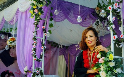 Đám cưới của cô dâu 62 tuổi và chú rể 26: Mẹ chồng khoác áo truyền thống cho con dâu, hỏi sao vẫn chưa chịu gọi bà là mẹ