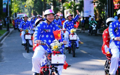 Lãng mạn 100 chú rể đạp xe chở cô dâu vi vu trên đường trung tâm Sài Gòn trong ngày Quốc khánh 2/9