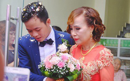 Cô dâu 62 tuổi mặc áo dài đỏ, rạng rỡ cùng chú rể 26 tuổi trong ngày cưới
