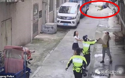 Khoảnh khắc cảnh sát và người đi đường dùng chiếu "hứng" được bé trai rơi từ trên dây điện xuống