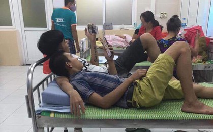 Hình ảnh 2 ông chồng chẳng hề quen biết mà trở nên thân thiết, nằm gối lên tay nhau khi đưa vợ đi đẻ khiến dân mạng bật cười