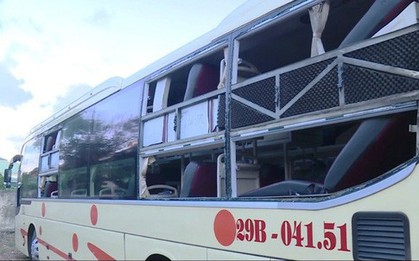 Côn đồ liên tục tấn công xe khách, tài xế và hành khách hoảng loạn