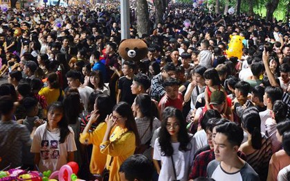 Hà Nội: Người dân đổ xô lên phố đi bộ, nhích từng centimet trong đêm trước Trung Thu