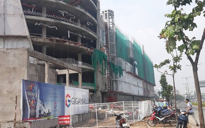 3 công nhân nằm bất động sau khi rơi từ tầng cao công trình Trung tâm thương mại ở Sài Gòn