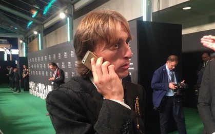 Dù kiếm hơn 27 tỷ/năm nhưng Luka Modric lại khiến fan sốc khi vẫn dùng iPhone 5S cũ trong lễ trao giải FIFA